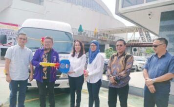 Kepedulian Cen Sui Lan Serahkan Bantuan Mobil Bus Ke Kampus STT Real Batam