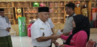 Asisten Perekonomian dan Pembangunan Serahkan Buku Tabungan Dana Pinjaman Bergulir