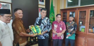 Dukung Wisuda Santri TPQ, Bupati Natuna Serahkan Bantuan Toga