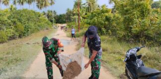 Babinpotmar dan Masyarakat Pulau Laut Bersinergi Gotong Royong Bersihkan Lingkungan