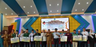 Gubernur Ansar Menyerahkan Bantuan Insentif dan Hibah di Kota Batam