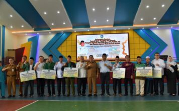 Gubernur Ansar Menyerahkan Bantuan Insentif dan Hibah di Kota Batam