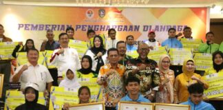 Gubernur Ansar Serahkan Bonus Untuk Atlet dan Pelatih Berprestasi