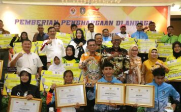 Gubernur Ansar Serahkan Bonus Untuk Atlet dan Pelatih Berprestasi