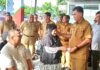 Bupati Natuna Serahkan Bantuan Sosial Kepada Korban Bencana Angin Kencang