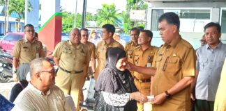 Bupati Natuna Serahkan Bantuan Sosial Kepada Korban Bencana Angin Kencang
