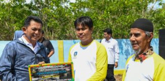 Hadiri Temu Nelayan dan Peringatan Hari Nusantara di Bintan, Gubernur Ansar Serahkan Bantuan