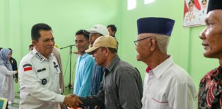 Gubernur Ansar Kunjungi Karimun, Serahkan Penyaluran Bansos dan Janji Peningkatan Kesejahteraan