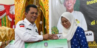 Hari Kedua di Karimun, Ansar Serahkan Insentif Tenaga Pendidikan Anak dan Bantuan Peternakan