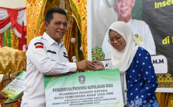 Hari Kedua di Karimun, Ansar Serahkan Insentif Tenaga Pendidikan Anak dan Bantuan Peternakan
