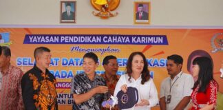 Peduli Pendidikan, Cen Sui Lan Serahkan Bus Sekolah untuk SMP Swasta Cahaya Meral Karimun