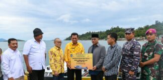Gubernur Ansar Serahkan 2 Unit Kapal Ambulans Laut untuk Masyarakat Lingga