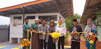 Lagi, Cen Sui Lan Menyerahkan Bantuan Sanitasi MCK Santriwati Ponpes Darul Falah Batam