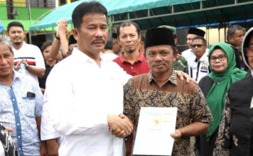 Kepala BP Batam Serahkan 1.960 Sertifikat Kampung Tua Tanjungsengkuang