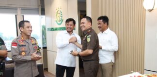 Ketua DPRD Batam Ikut Beri Kejutan di Ultah Kajari Batam, I Ketut Kasna Dedi