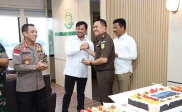 Ketua DPRD Batam Ikut Beri Kejutan di Ultah Kajari Batam, I Ketut Kasna Dedi