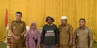 Dorong Pemberdayaan Pertani, Bupati Wan Siswandi Serahkan Bantuan Pupuk di Kecamatan Batubi