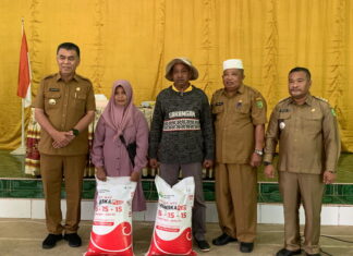 Dorong Pemberdayaan Pertani, Bupati Wan Siswandi Serahkan Bantuan Pupuk di Kecamatan Batubi