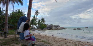 Lepas Lelah Sambil Menikmati Deburan Ombak di Pantai Batu Kasah Natuna