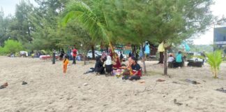 Libur Tahun Baru, Objek Wisata Pantai Syari’ah Sujung Dipadati Pengunjung