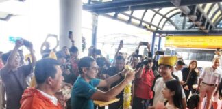 Sandiaga Uno Bersama Gubernur Ansar Sambut Kedatangan Perdana Wisman Tahun 2024