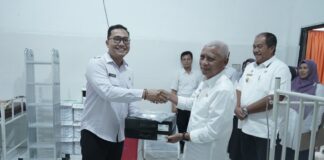 Bupati Asahan Serahkan Alat Kesehatan di UPTD Puskesmas Aek Songsongan