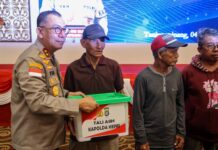 Bakti Sosial Polri Peduli Masyarakat, Kapolda Kepri Serahkan 500 Paket Sembako