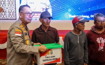 Bakti Sosial Polri Peduli Masyarakat, Kapolda Kepri Serahkan 500 Paket Sembako