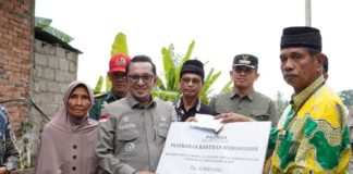 Bupati Eka Putra Salurkan Bantuan Rp4 Juta untuk Perbaikan Rumah Tertimpa Pohon