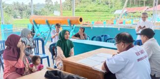 8 KK Nagari Kubang Terima Bantuan Kandang dan Ayam dari Unand