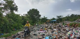 Sampah Disekitar TPA Sebayar Berserakan Hingga ke Jalan Ganggu Aktivitas Warga