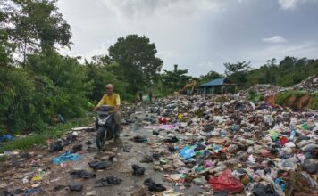 Sampah Disekitar TPA Sebayar Berserakan Hingga ke Jalan Ganggu Aktivitas Warga