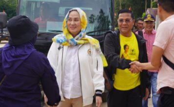 Cen Sui Lan Alokasikan Dana Aspirasinya Rp1 Miliar Program Bedah Rumah Suku Akit di Sei Asam Karimun