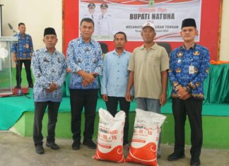 Bupati Natuna Serahkan Bantuan Pupuk kepada Petani di Kecamatan Bunguran Tengah