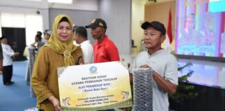 Ketua TP-PKK Kepri Bersama Bupati Bintan Serahkan Bantuan Alat Perikanan Kepada Kelompok Nelayan