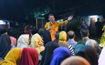 Berbaur Dengan Masyarakat Mentigi, Gubernur Ansar Komitmen Percepat Pembangunan