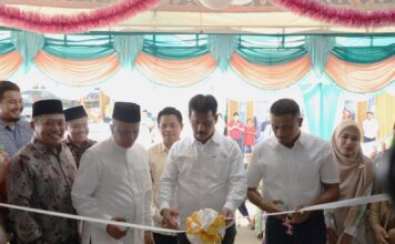Resmikan Rumah Makan Tsania Seafood, Muhammad Rudi Komitmen Bangkitkan Sektor Pariwisata