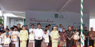 Muhammad Rudi Dampingi Menteri Sosial RI Serahkan Dokumen Kependudukan Bagi Anak Naungan LKSA se-Kota Batam