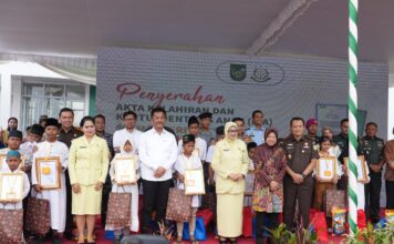 Muhammad Rudi Dampingi Menteri Sosial RI Serahkan Dokumen Kependudukan Bagi Anak Naungan LKSA se-Kota Batam