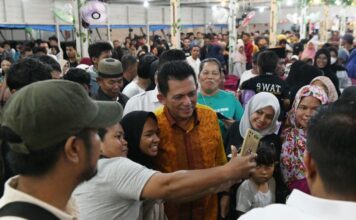 Hujan Deras Tak Surutkan Niat Masyarakat Bintan Utara Bertemu Gubernur Ansar