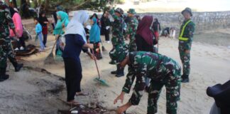 Personel Batalyon Komposit 1/Gardapati Bersama Smartfreen Comunity Gelar Aksi Bersih-bersih Pesisir Pantai