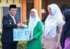 Upaya Wujudkan Satu Data dan Penuhi Hak Konstitusi, Gubernur Ansar Serahkan KTP-El kepada Siswa