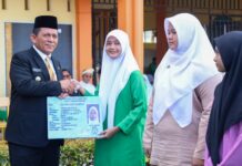 Upaya Wujudkan Satu Data dan Penuhi Hak Konstitusi, Gubernur Ansar Serahkan KTP-El kepada Siswa