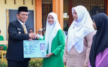 Upaya Wujudkan Satu Data dan Penuhi Hak Konstitusi, Gubernur Ansar Serahkan KTP-El kepada Siswa
