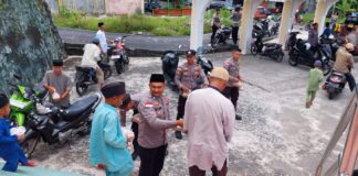 Jumat Berkah Berbagi, Polsek Bunguran Timur Bagikan Nasi Kotak ke Warga