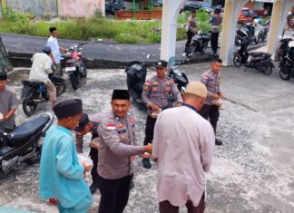Jumat Berkah Berbagi, Polsek Bunguran Timur Bagikan Nasi Kotak ke Warga