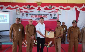 Bupati Natuna Serahkan Kartu BPJS Ketenagakerjaan Kepada Nelayan