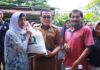 Diserahkan Secara Simbolis, Pj Wali Kota Payakumbuh Salurkan Bantuan Cadangan Beras Pemerintah