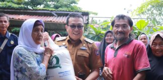 Diserahkan Secara Simbolis, Pj Wali Kota Payakumbuh Salurkan Bantuan Cadangan Beras Pemerintah
