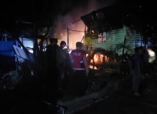 TNI – Polri Datangi TKP Kebakaran di Desa Tarempa Selatan, Bantu Padamkan Api